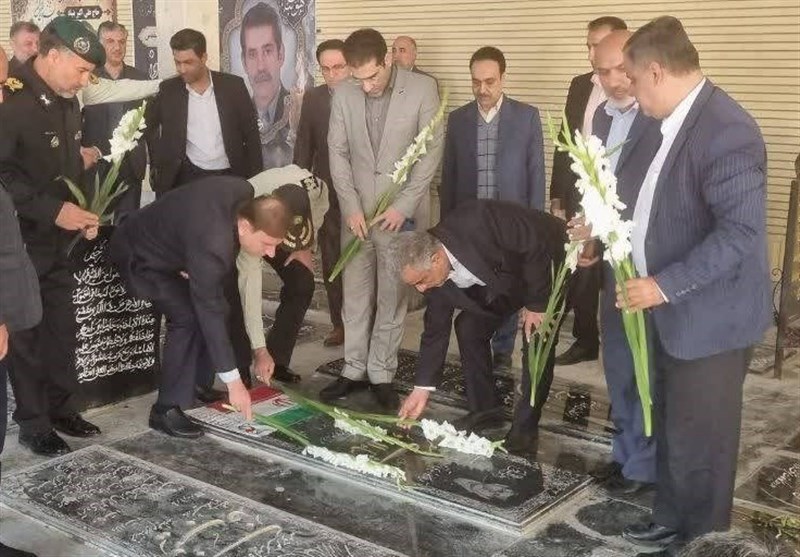 عطرافشانی و گلباران مزار شهدای بوشهر