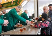 نوبت عاشقی رسید؛ حضور خادمان کرمانی در چایخانه حرم رضوی