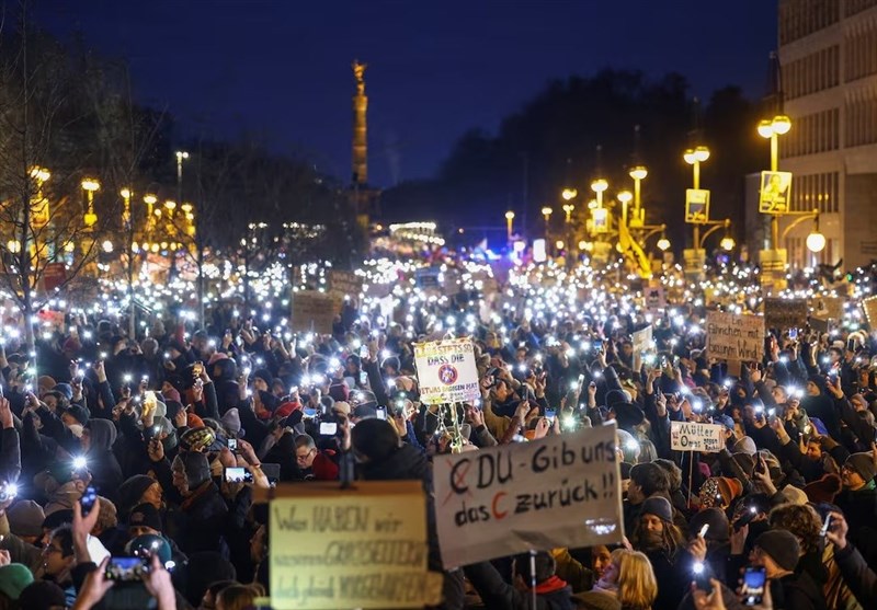 Tens of Thousands Protest in Berlin against Proposed German Immigration Crackdown