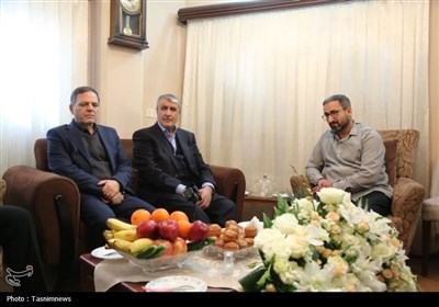 دیدار رئیس سازمان انرژی اتمی با خانواده شهید شهریاری