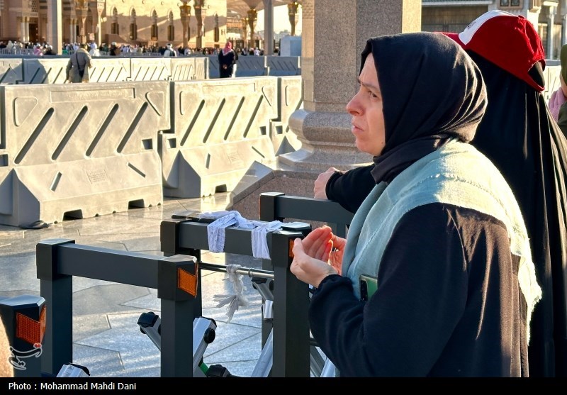 استقبال زائران ایرانی از نرم‌افزار &quot;زندگی با آیه‌ها&quot;در مدینه