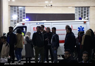 لحظه انتقال دانش آموزان مصدوم حادثه واژگونی اتوبوس به بیمارستان شهید باهنر کرمان