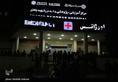 لحظه انتقال دانش آموزان مصدوم حادثه واژگونی اتوبوس به بیمارستان شهید باهنر کرمان