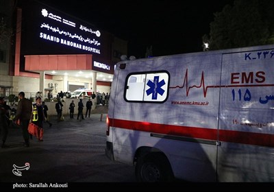 لحظه انتقال دانش آموزان مصدوم حادثه واژگونی اتوبوس به بیمارستان شهید باهنر کرمان