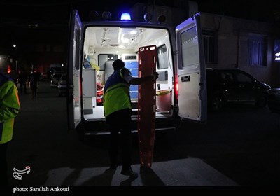 لحظه انتقال دانش آموزان مصدوم حادثه واژگونی اتوبوس به بیمارستان شهید باهنر کرمان