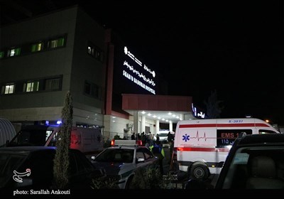 لحظه انتقال دانش آموزان مصدوم حادثه واژگونی اتوبوس به بیمارستان شهید باهنر کرمان