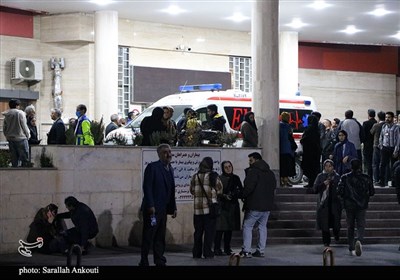 لحظه انتقال دانش آموزان مصدوم حادثه واژگونی اتوبوس به بیمارستان شهید باهنر کرمان