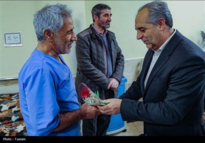 عیادت و تجلیل استاندار آذربایجان شرقی از جانبازان بستری در بیمارستان فجر تبریز