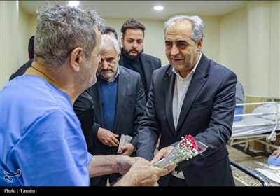 عیادت و تجلیل استاندار آذربایجان شرقی از جانبازان بستری در بیمارستان فجر تبریز