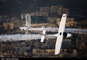مانور هواپیماهای فوق سبک بر فراز برج میلاد