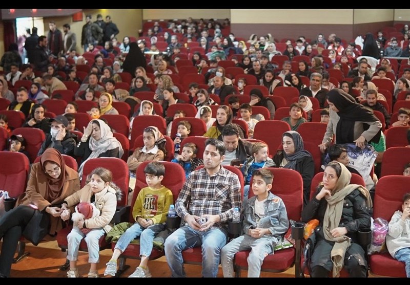 «دست‌بوسی روز پدر»؛ جشن احترام در سینمای خرم‌آباد+فیلم