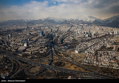 Иранский сверхлёгкий самолет пролетает над башней Милад