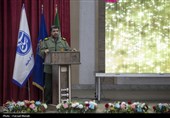 تمام قدرت رسانهای استکبار در مقابل نظام ایستاده است