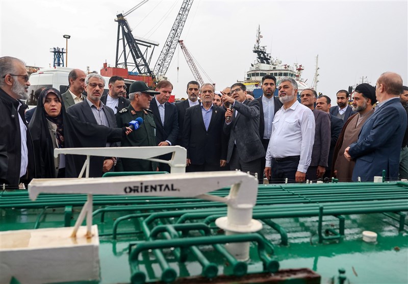 President Visits Shipyards, Oil Platforms South of Iran