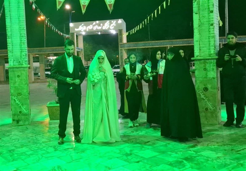 حضور عروس و داماد مهدوی در جوار مقبره شهدای گمنام اندیمشک