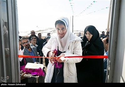 یک دانش آموز در حال افتتاح دبستان شهدا، سومین مدرسه گروه جهادی شهدا در روستای حسین آباد صبوری، شهرستان ششتمد استان خراسان رضوی است