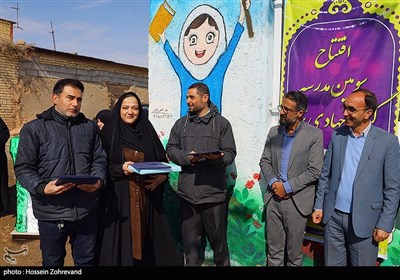 تقدیر از سرکار خانم خوش بخت و جناب آقای مهدیان منش از اعضای گروه جهادی شهدا