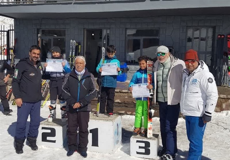 رقابت نونهالان و نوجوانان در پیست اسکی دیزین