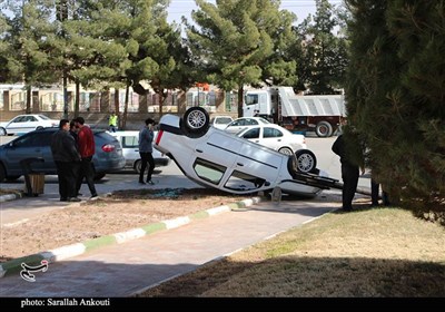 واژگونی خودرو در یکی از میادین اصلی شهر کرمان
