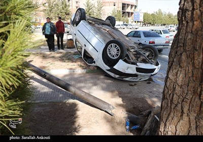واژگونی خودرو در یکی از میادین اصلی شهر کرمان