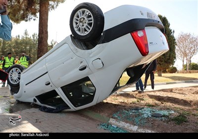 واژگونی خودرو در یکی از میادین اصلی شهر کرمان