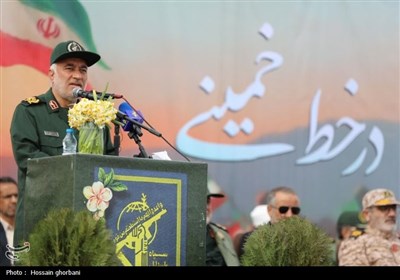 نمایش اقتدار گردان‌های رزمی و بسیجیان بیرجند