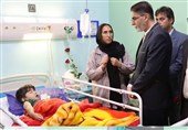 عیادت فرماندار دشتستان از دانش‌آموزان مصدوم تصادفی