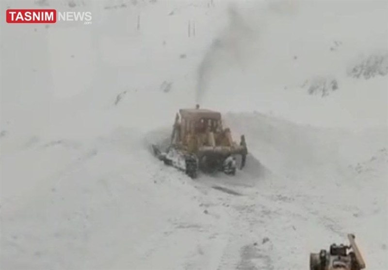 سقوط بهمن سنگین در گردنه ژالانه کردستان/ مسیر مسدود شد+فیلم