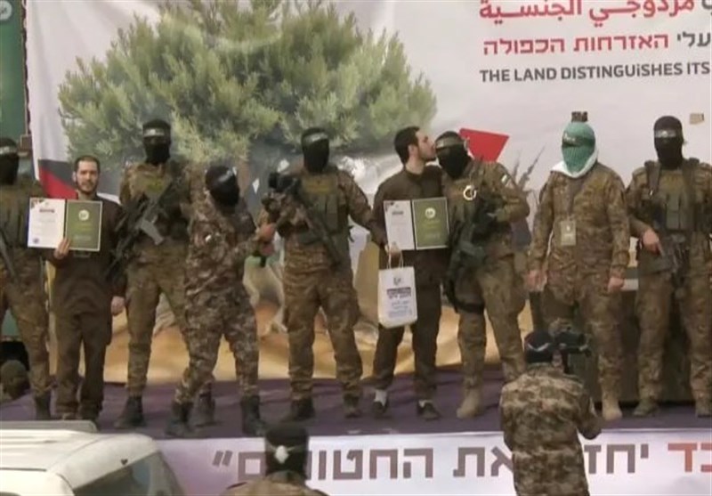 Israeli Captive Kisses Hamas Captor during Transfer As Prisoner Exchange Implemented