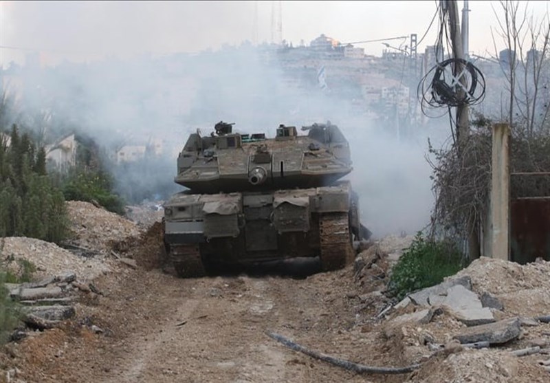 Israeli Army Raids West Bank Towns, Besieges Homes