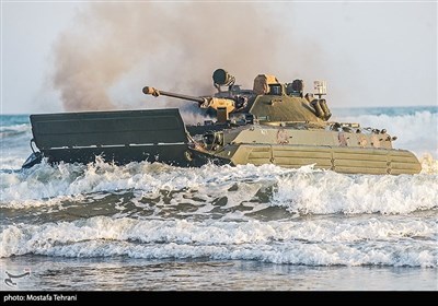 Иранская армия провела десантную операцию в рамках учений на юго-востоке страны