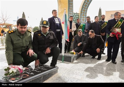 کاشت نهال توسط خادمیاران رضوی در جوار شهدای گمنام
