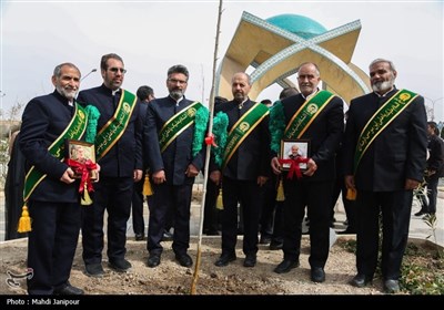 کاشت نهال توسط خادمیاران رضوی در جوار شهدای گمنام
