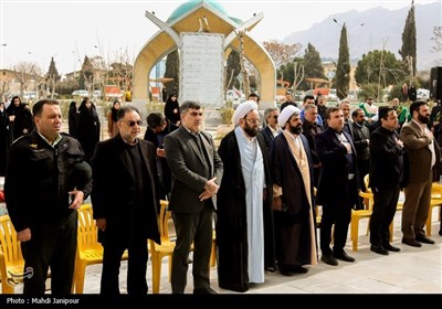 کاشت نهال توسط خادمیاران رضوی در جوار شهدای گمنام