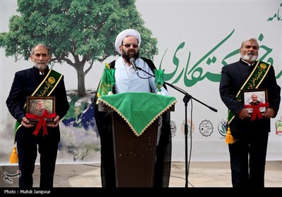 کاشت نهال توسط خادمیاران رضوی در جوار شهدای گمنام