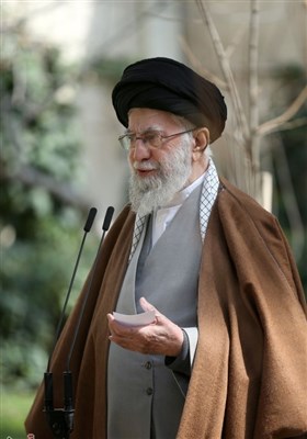 کاشت نهال در روز درختکاری توسط رهبر معظم انقلاب