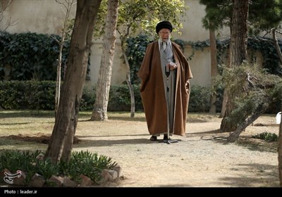 کاشت نهال در روز درختکاری توسط رهبر معظم انقلاب