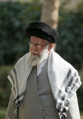 کاشت نهال در روز درختکاری توسط رهبر معظم انقلاب