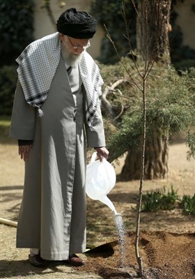 کاشت نهال در روز درختکاری توسط رهبر معظم انقلاب