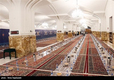 افطاری ساده در حرم مطهر امام رضا (ع)