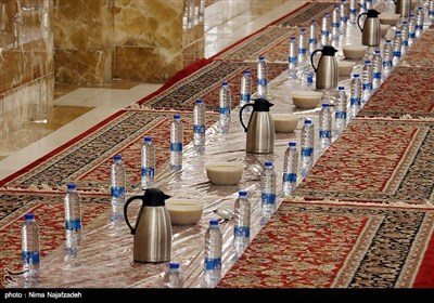 افطاری ساده در حرم مطهر امام رضا (ع)