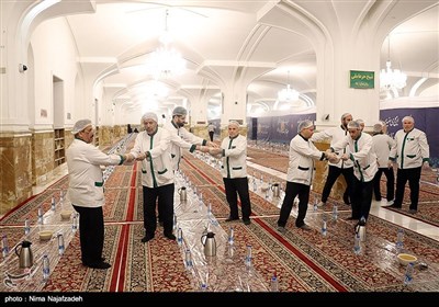 افطاری ساده در حرم مطهر امام رضا (ع)
