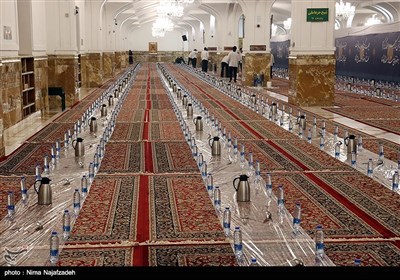 افطاری ساده در حرم مطهر امام رضا (ع)