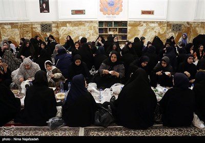 افطاری ساده در حرم مطهر امام رضا (ع)