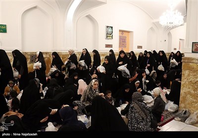 افطاری ساده در حرم مطهر امام رضا (ع)
