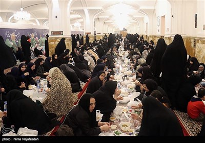 افطاری ساده در حرم مطهر امام رضا (ع)