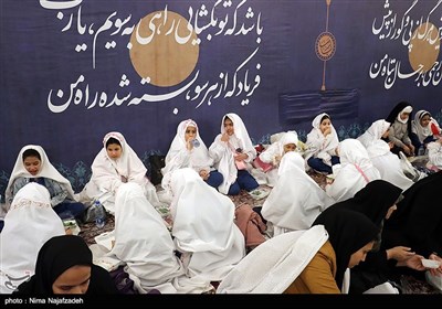 افطاری ساده در حرم مطهر امام رضا (ع)