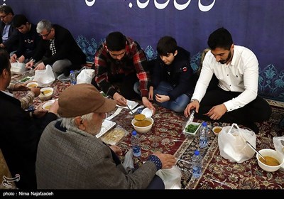 افطاری ساده در حرم مطهر امام رضا (ع)