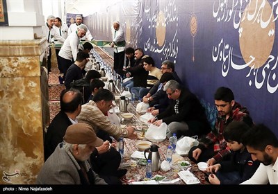 افطاری ساده در حرم مطهر امام رضا (ع)
