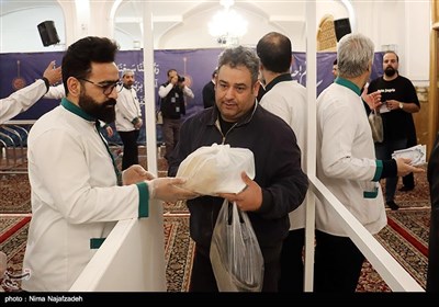 افطاری ساده در حرم مطهر امام رضا (ع)